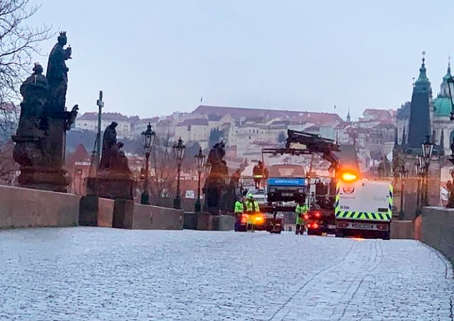 Брошенные на Карловом мосту автомобили увезли на штрафстоянку