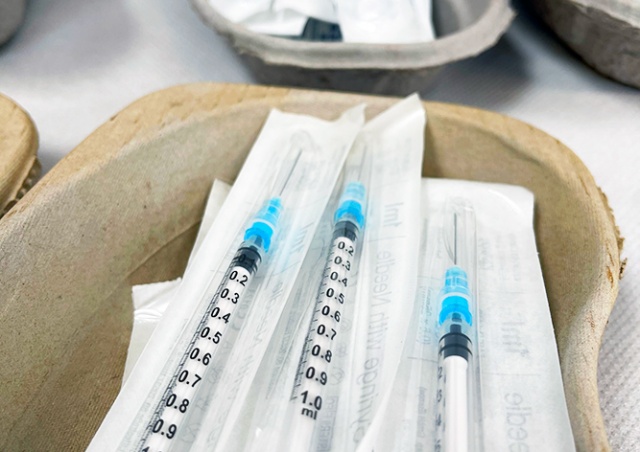 Франция подарила Чехии 100 тыс. доз вакцины от коронавируса