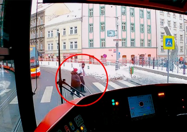 В Праге водитель трамвая помог незрячей женщине перейти улицу: видео
