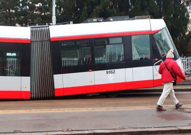 В Праге переломило трамвай
