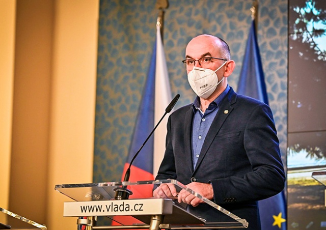 Минздрав Чехии отказался разрешить жителям снимать маску на пустой улице