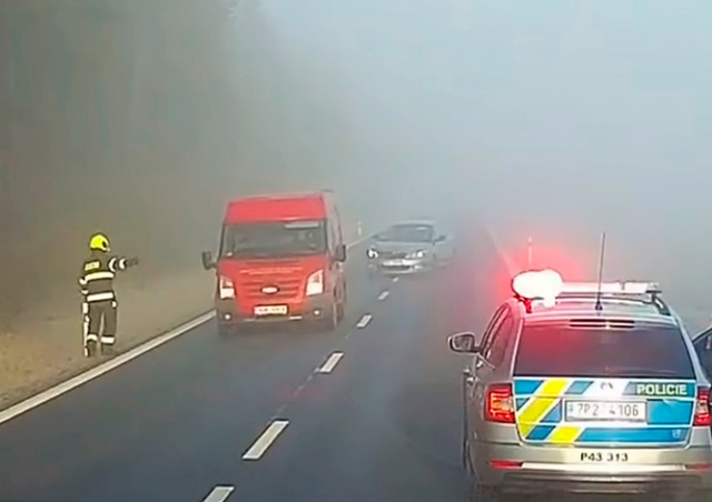 В Чехии пожарного едва не сбила перевернувшаяся машина: видео