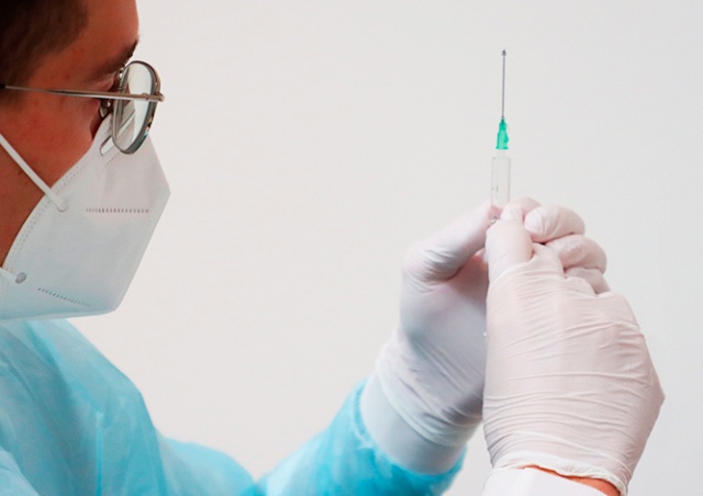 Одиннадцать смертей в Чехии проверяют на связь с вакцинацией от COVID-19