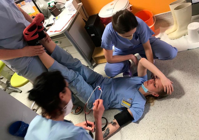 Чешская больница показала фото изможденных сотрудников