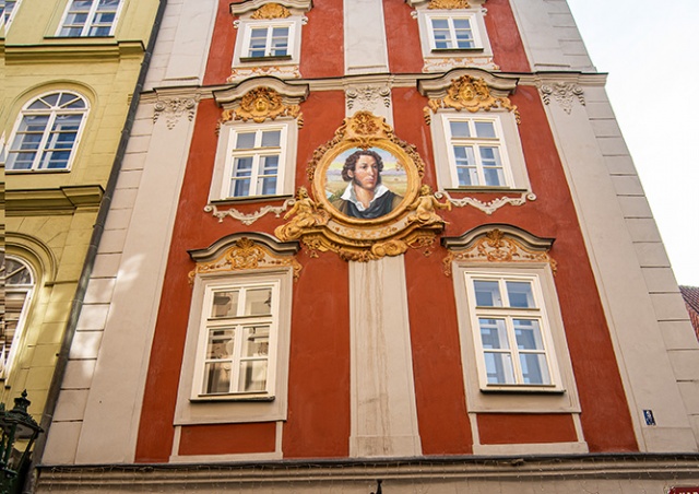 На историческом доме в центре Праги появился портрет Пушкина