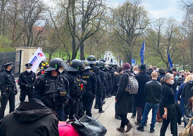 У посольства РФ в Праге митинговали противники и несколько сторонников России