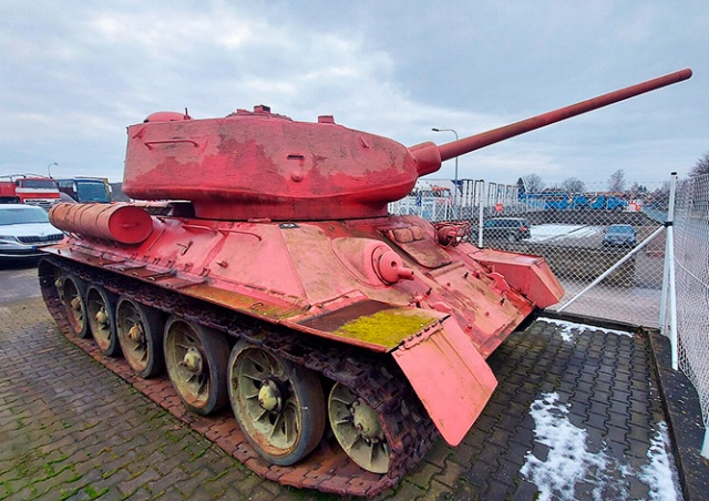 Житель Чехии в рамках оружейной амнистии сдал танк и самоходку