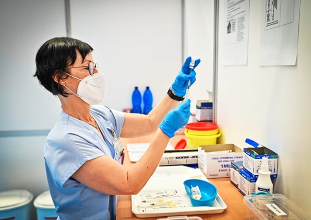 В Чехии полный курс вакцинации от коронавируса прошли 3 млн человек