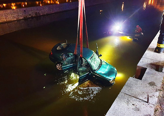 В центре Праги водолазы спасли водителя из затопленного автомобиля: видео