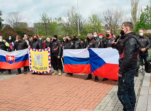 «Ночных волков» в Праге встретили сторонники и противники: видео