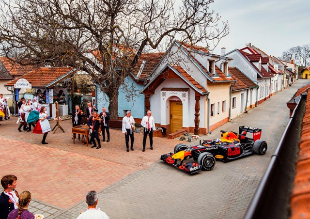 Red Bull показала очень красивую рекламу, снятую в Чехии: видео
