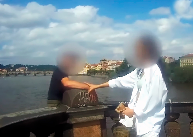В Праге иностранка отговорила незнакомца от самоубийства: видео