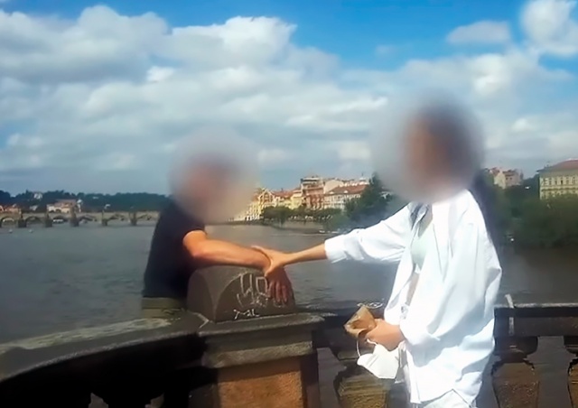 В Праге иностранка отговорила незнакомца от самоубийства: видео