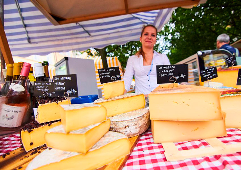 В центре Праги открылся французский продуктовый рынок