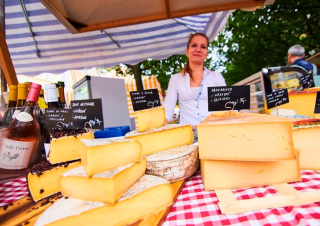 В центре Праги открылся французский продуктовый рынок 