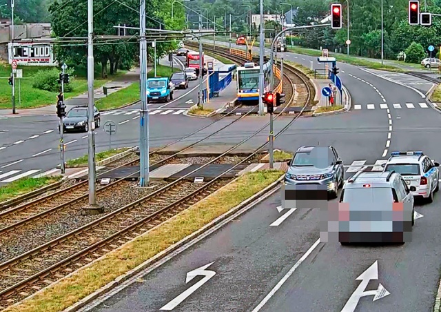 В Чехии пенсионерка выехала на встречку на глазах у полицейских: видео