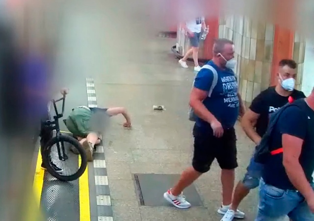 Русскоговорящие иностранцы избили пассажира в метро Праги: видео