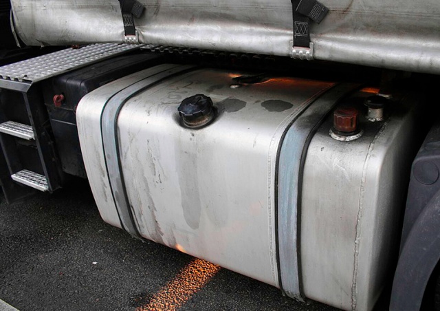 В Чехии иностранцы сливали топливо из припаркованных фур