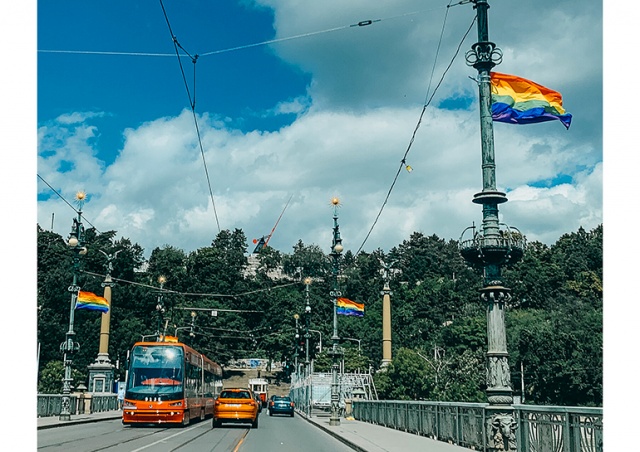 По Праге развесили радужные флаги в поддержку фестиваля Prague Pride