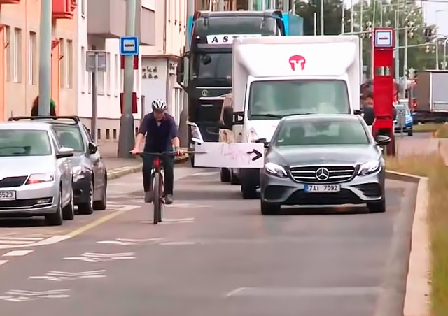 В Праге репортер испытывал новое правило безопасного обгона велосипедистов. Его сбил автобус