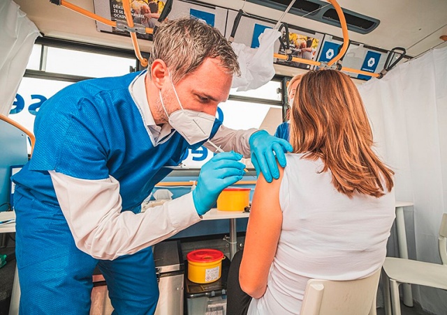 Мэр Праги лично привил последних клиентов «автобуса вакцинации»