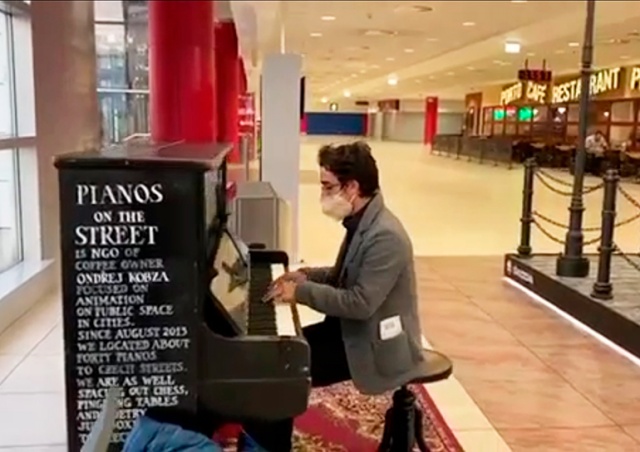Пианист сыграл «Что такое осень» в аэропорту Праги: видео