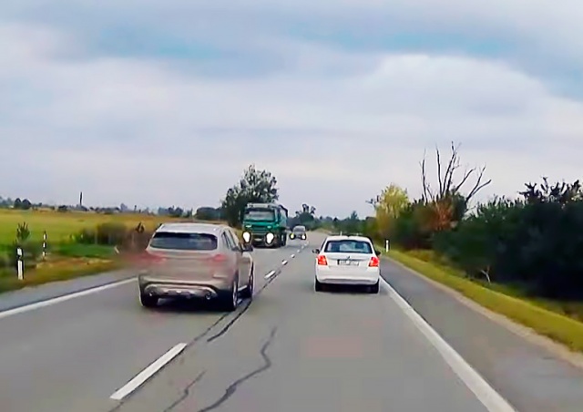 Полиция Чехии разыскивает водителя за безумный обгон: видео