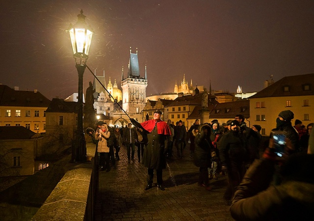 Красивая традиция: фонарщик вернулся на Карлов мост Праги
