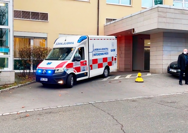 Заболевший коронавирусом президент Чехии покинул госпиталь