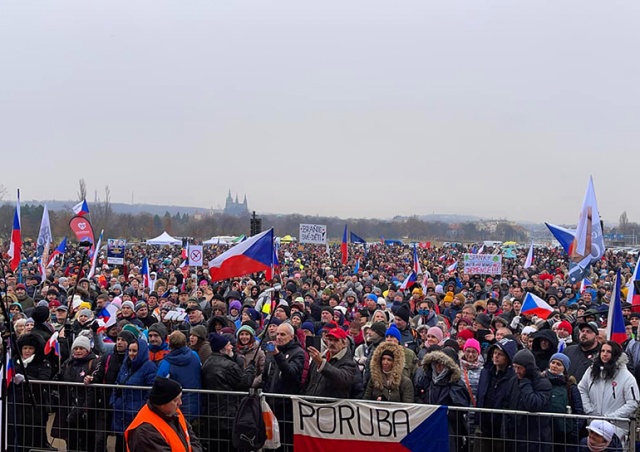 В Праге прошел массовый митинг против карантинных ограничений