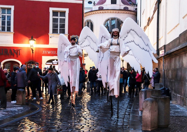 Каждое воскресенье Адвента Прагу будут навещать «ангелы»