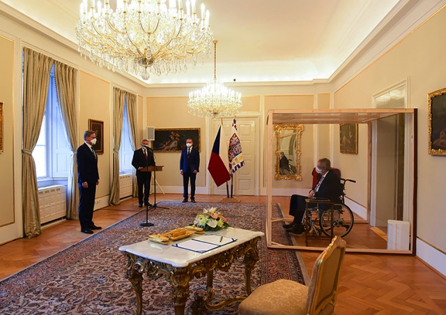 Президент Чехии через стеклянный бокс назначил нового премьер-министра
