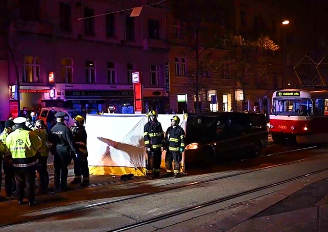 В центре Праги машина насмерть сбила человека на трамвайной остановке 