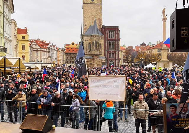 В Праге на митинг против карантинных мер вышли 10 тыс. человек