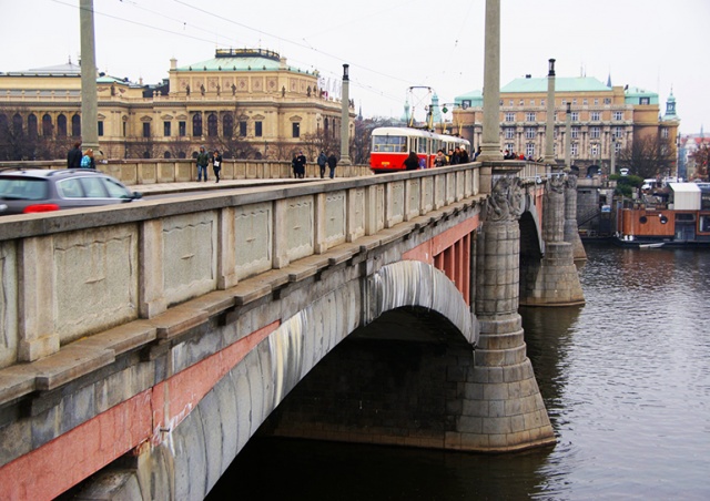 Для транспорта на пять дней закроют Манесов мост в центре Праги