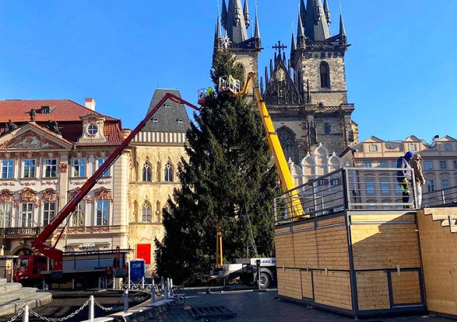 Наблюдать за украшением Староместской площади Праги теперь можно онлайн