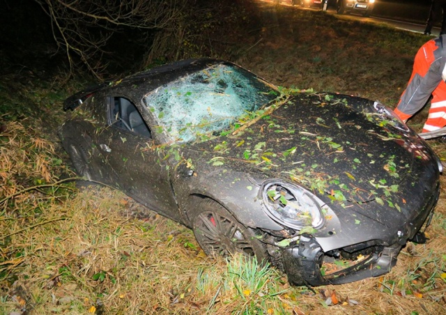 В Чехии молодой водитель Porsche въехал в дерево: ущерб 3 млн крон