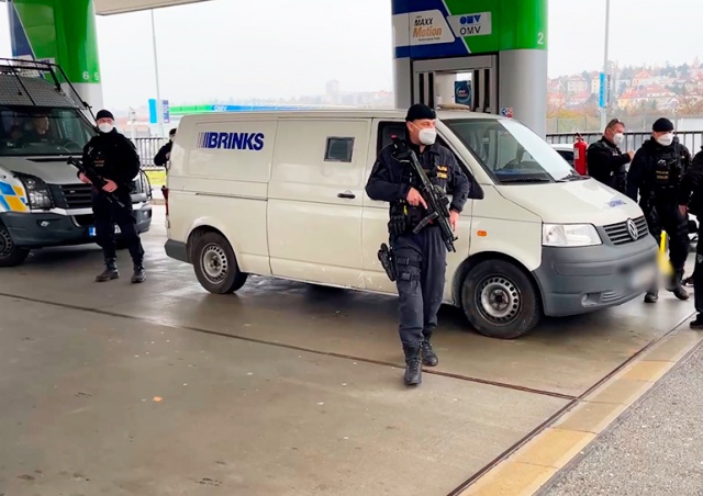 В Праге полицейским пришлось прикрывать застрявших в машине инкассаторов