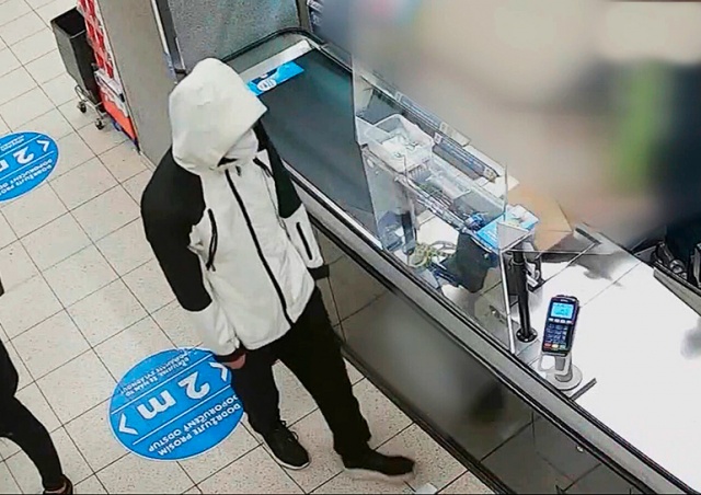 Неудачное ограбление супермаркета в Праге попало на видео