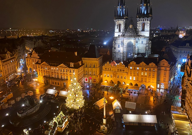 В Праге зажгли главную рождественскую ёлку страны: фото и видео