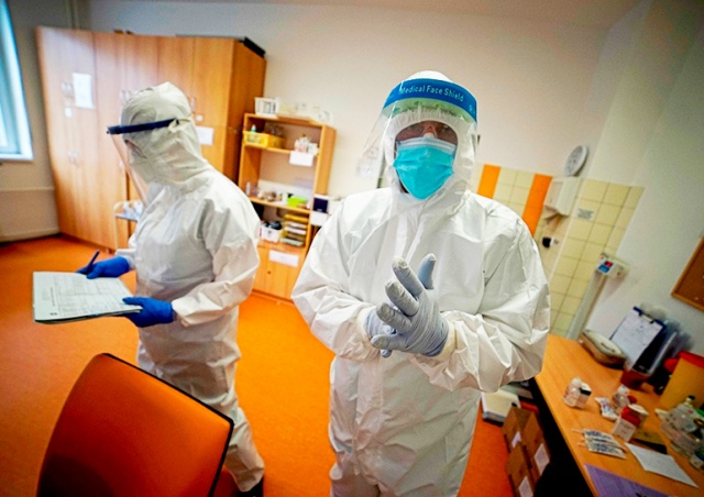 Рекордный прирост: за сутки коронавирус в Чехии выявили почти у 26 тыс. человек