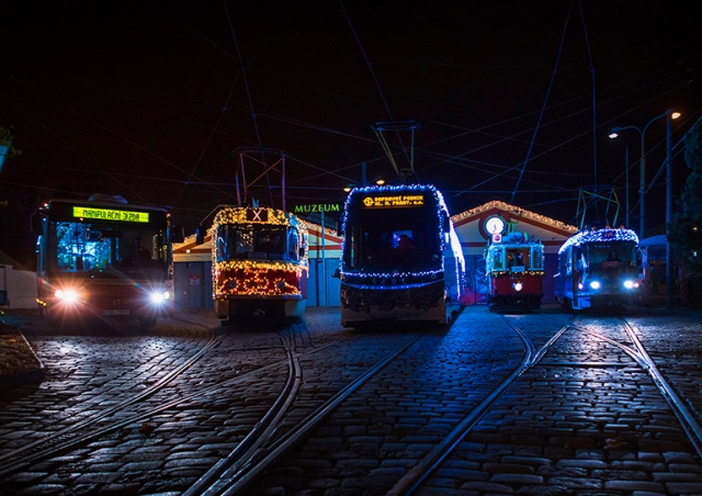 Прага опубликовала видео парада рождественских трамваев