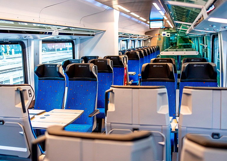 Мен автобуста видеода оның трусисына кірдім.