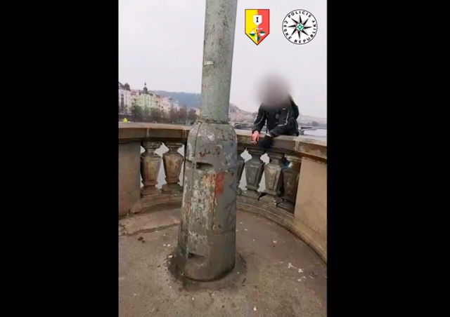 В Праге полицейские предотвратили самоубийство: видео