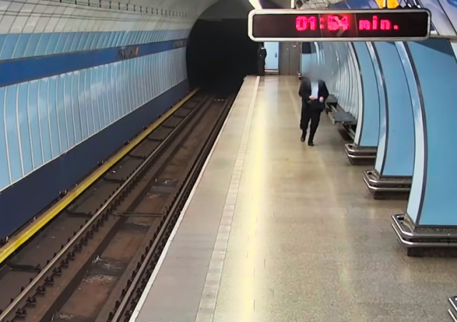 Иностранец упал на рельсы в метро Праги. Его чудом заметили и спасли: видео