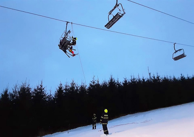 На горнолыжном курорте в Чехии встал подъемник. Пассажиров спустили пожарные