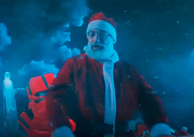 Чешские истребители сбили Санта-Клауса в небе: видео