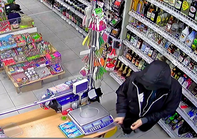 В Бероуне продавец «вечерки» дал отпор вооруженному грабителю: видео