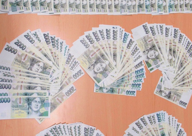 Житель Чехии нашел в банкомате 120 тыс. крон и отнес деньги в полицию 