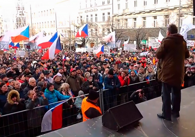 В Праге прошел массовый митинг против обязательной вакцинации от COVID-19